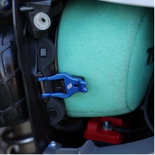 Palanca de Bloqueo Filtro Aire Sherco Enduro 2025 en aluminio Palanca de Bloqueo Filtro Aire Sherco Enduro 2025 en aluminio